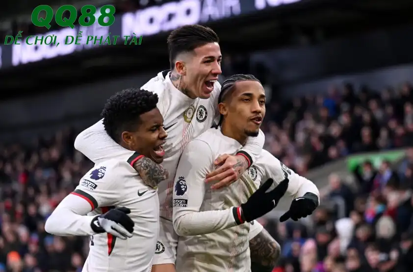 Chelsea tiếp tục đi từng bước chậm rãi đến tấm vé dự Champions League mùa sau. (Ảnh: Goal)